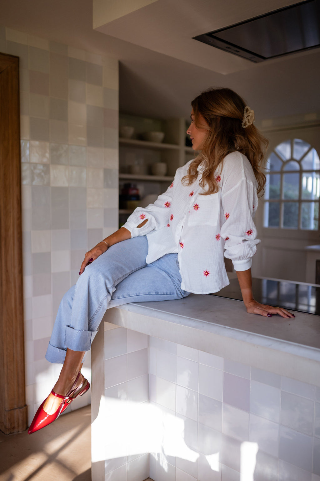 Grace shirt - ecru with red and pink flowers