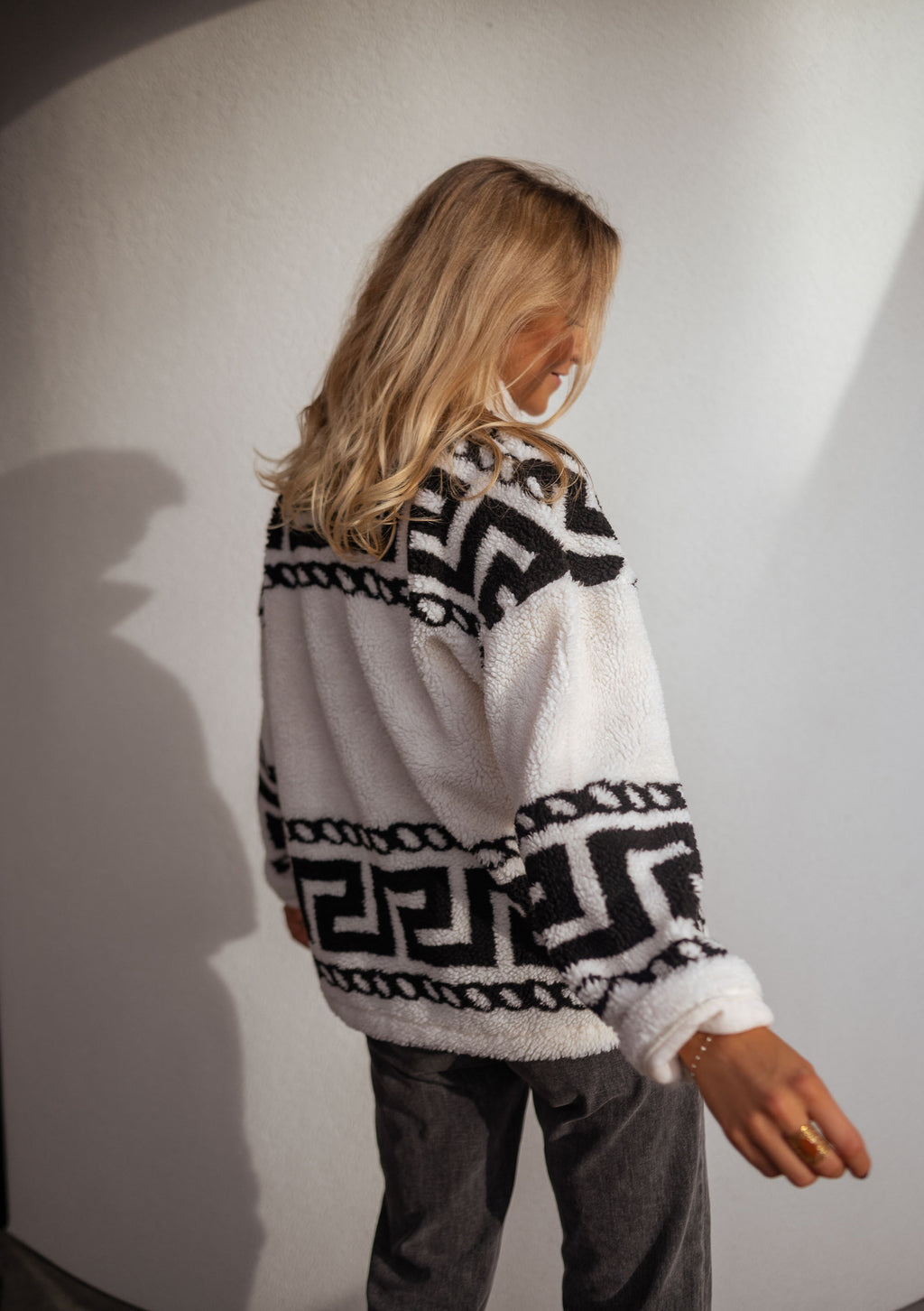 Fleece sweater Gine - ecru with black patterns